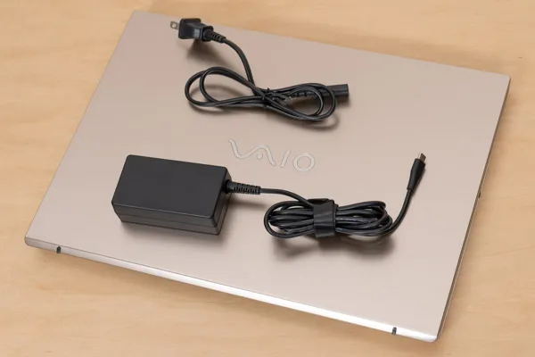 Dell 15のACアダプターとACケーブルの写真