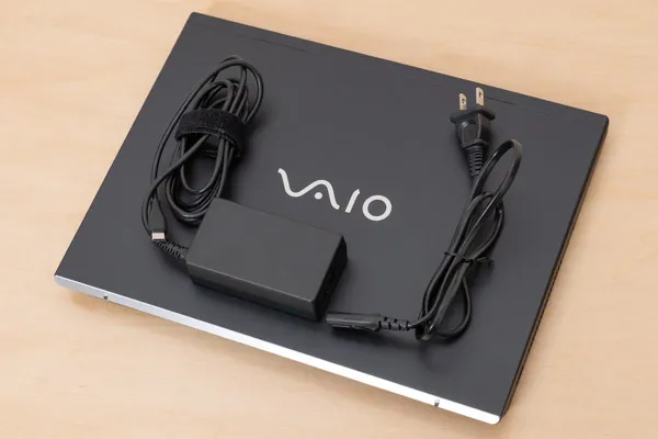 Dell 15のACアダプターとACケーブルの写真