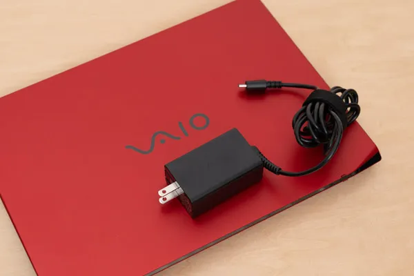 VAIO SX14-RのACアダプターとACケーブルの写真