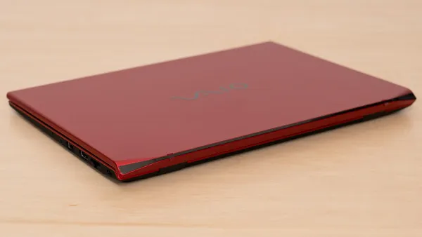 VAIO SX14-Rの薄さの写真