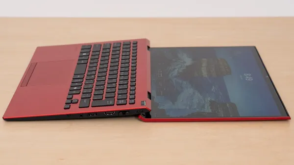 VAIO SX14-Rのヒンジを最大まで開いたときの写真