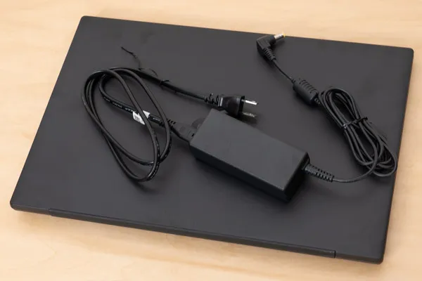 Reborn VAIOのACアダプターとACケーブルの写真