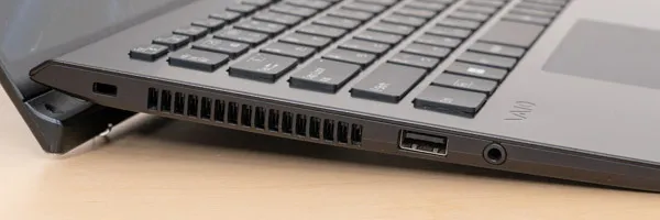 Reborn VAIOの側面の写真その2