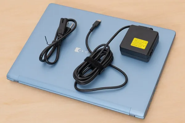 dynabook GR/ZZのACアダプターとACケーブルの写真