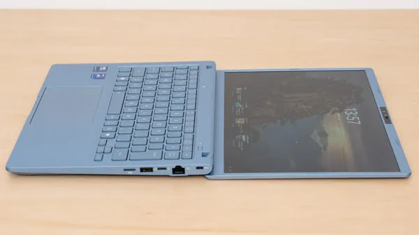 dynabook GR/ZZのヒンジを最大まで開いたときの写真