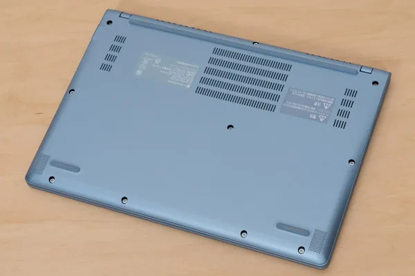 dynabook GR/ZZの底面写真