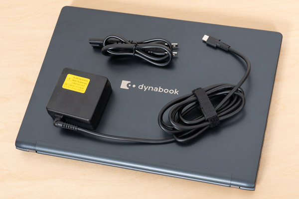 dynabook RA/ZYのACアダプターとACケーブルの写真
