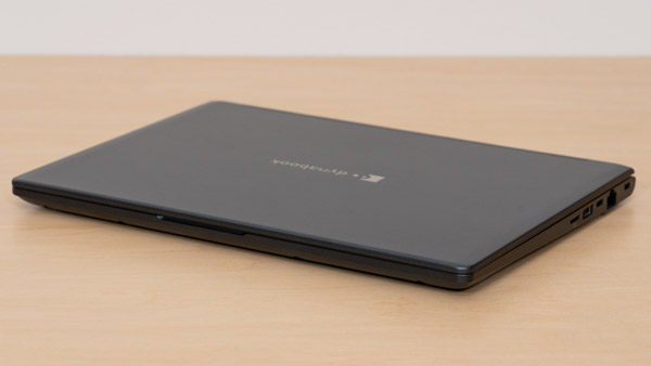 dynabook RA/ZYの薄さの写真その2