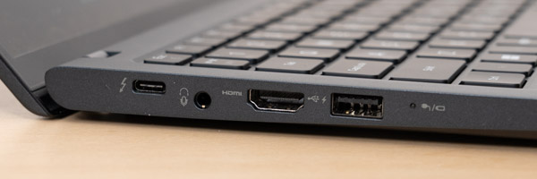 dynabook RA/ZYの側面の写真その2