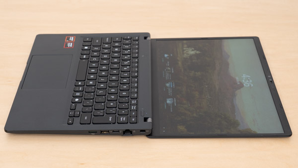 dynabook RA/ZYのヒンジを最大まで開いたときの写真