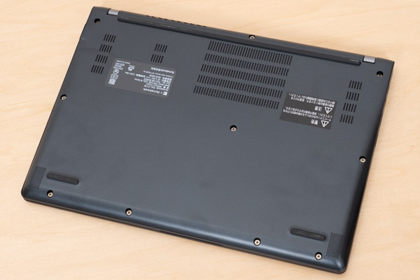 dynabook RA/ZYの底面写真